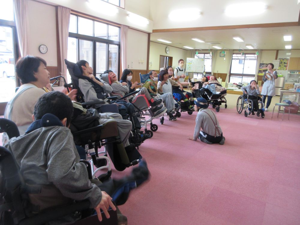 みんなでお話を聞いてる画像